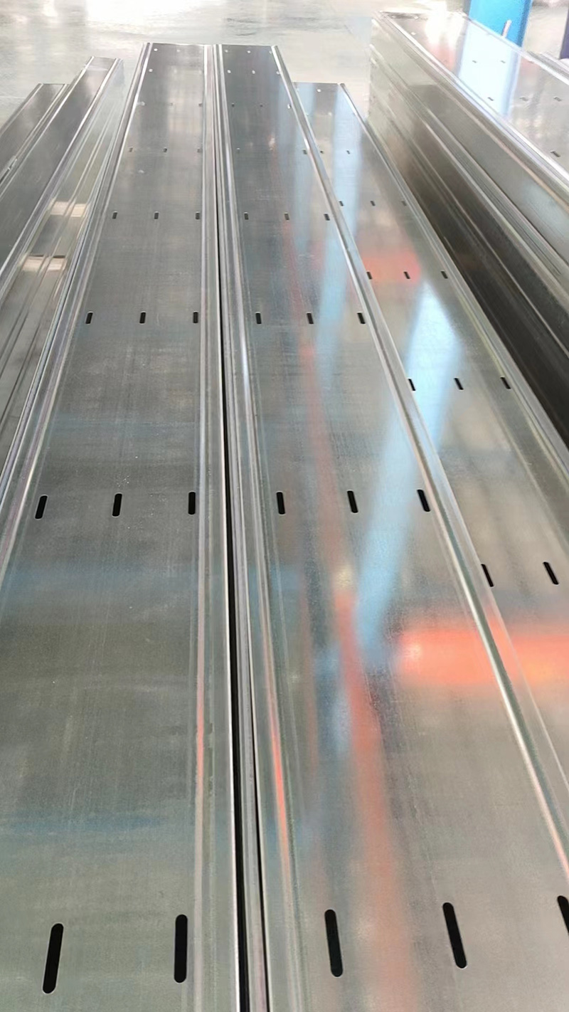 <b>托盘式电缆桥架</b>